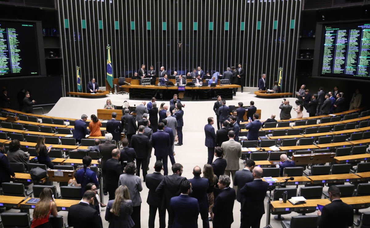Presença feminina no Congresso Nacional atinge patamar inédito apesar da queda em candidaturas
