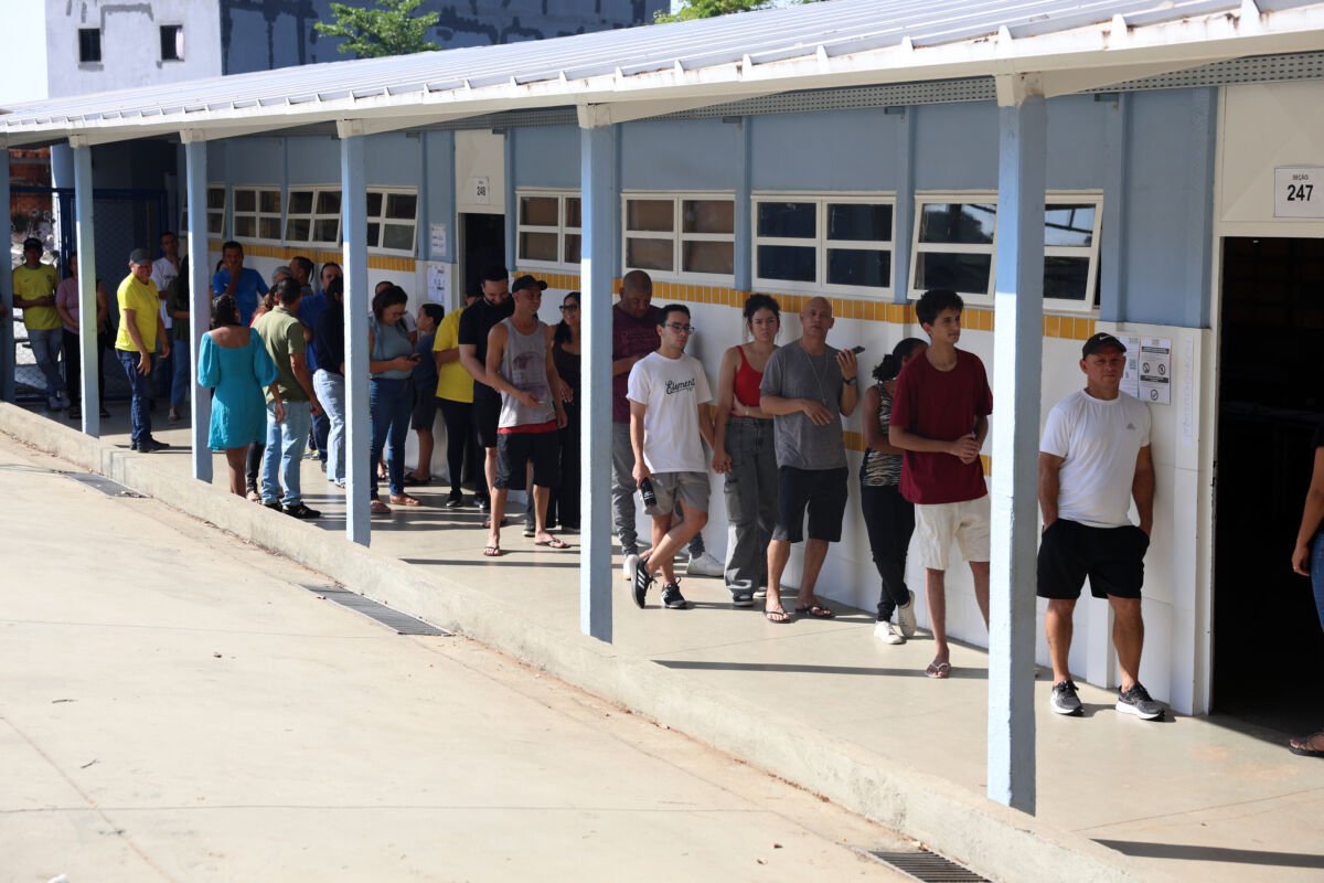 Prorrogação da votação até 19h é determinada pelo STF após falhas no transporte