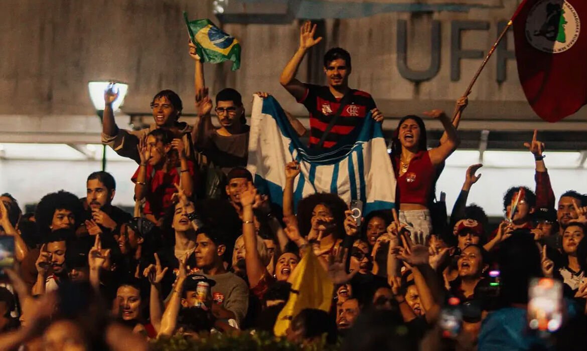 Reação de estudantes da UFF no primeiro turno deu início a onda de protestos pelo país