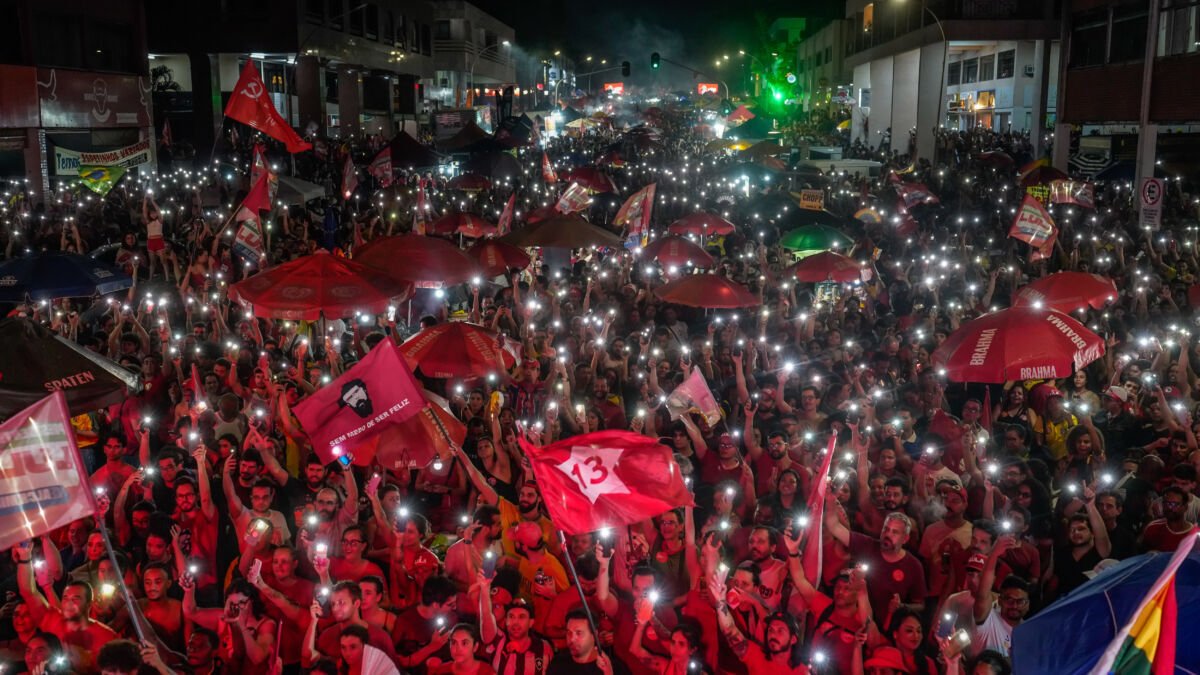 Reeleição de Lula e virada inédita sobre Flávio Bolsonaro repercutem no exterior
