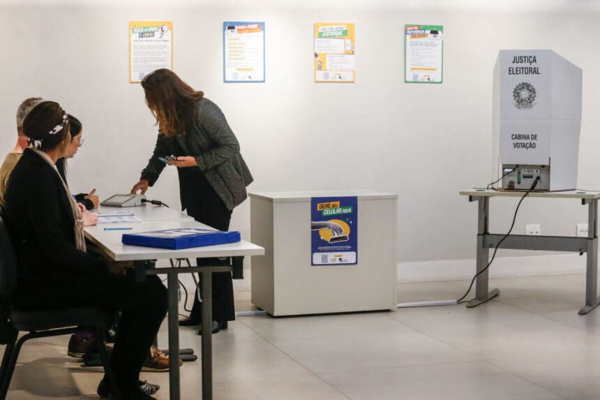 Regras rígidas para o dia da votação impedem uso de celulares na cabine eletrônica
