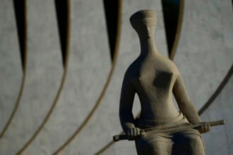 Segurança do STF retira homem que tentou acessar o tribunal declarando-se imperador