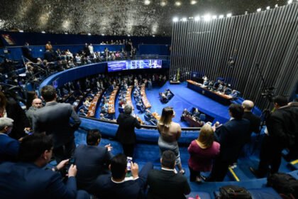 Senado inicia análise de PEC que altera jornada de trabalho para escala 5x2