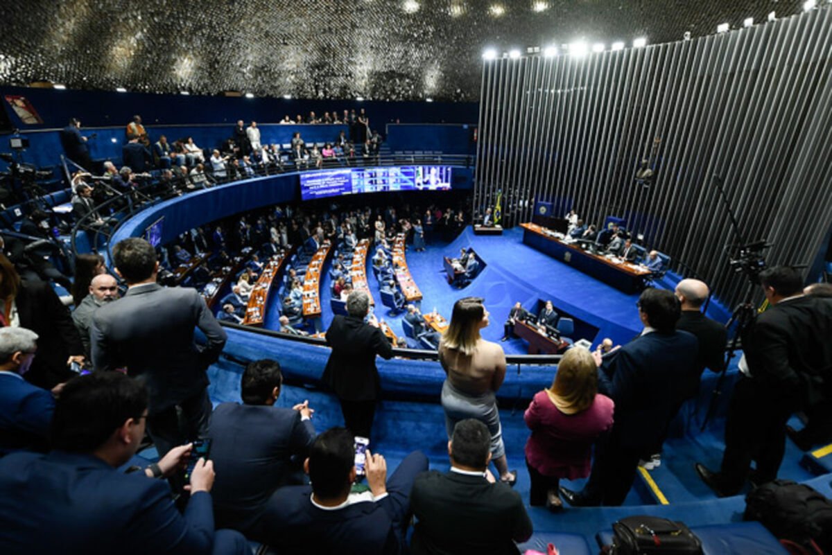 Senado inicia análise de PEC que altera jornada de trabalho para escala 5x2