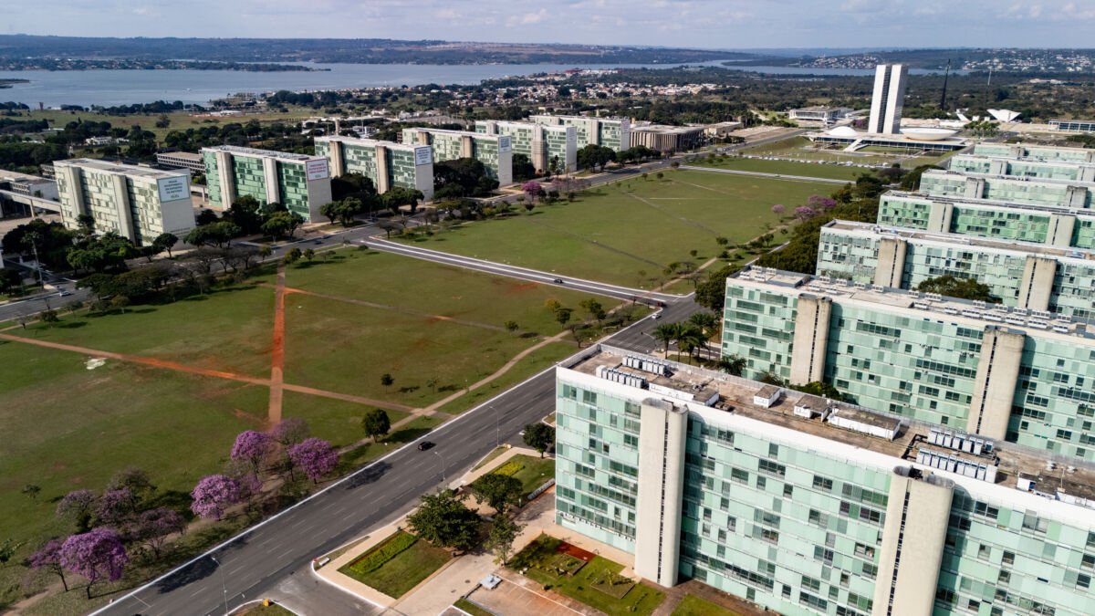 Servidores federais exigem correção de 20% nos salários e travam cortes na reta eleitoral