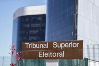 TSE veta anúncios de Lula que associavam Flávio Bolsonaro à manutenção da escala 6x1