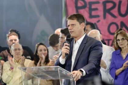 Tarcísio de Freitas garante novo mandato ao conquistar maioria absoluta no primeiro turno
