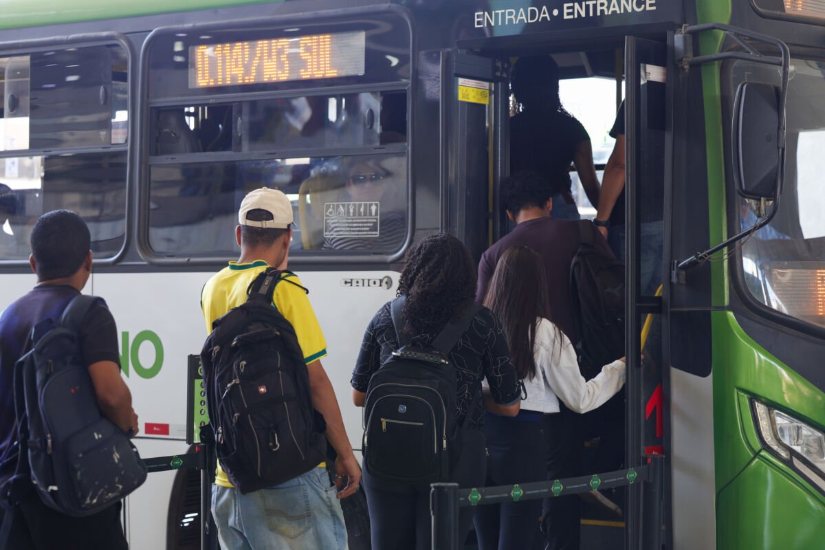 Transporte coletivo gratuito garante acesso às urnas neste domingo em todo o Brasil