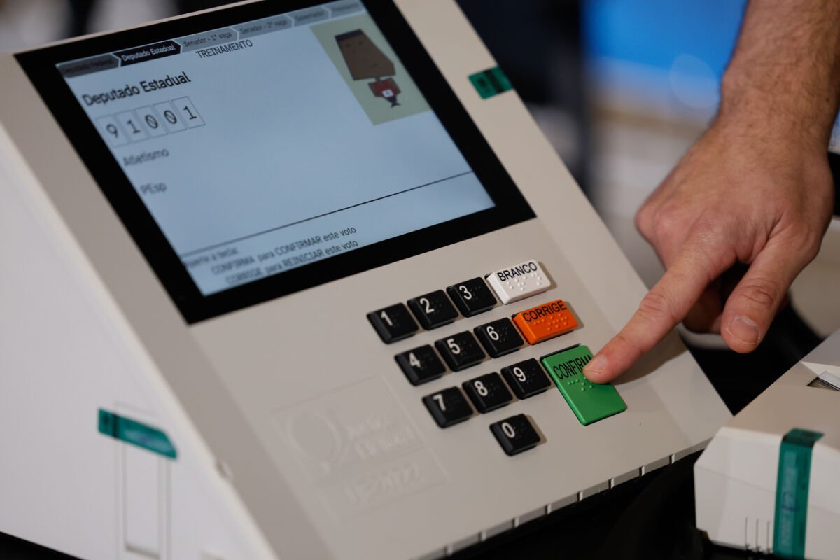 Urna eletrônica em 2026 exige voto para seis cargos e terá barra de progresso na tela