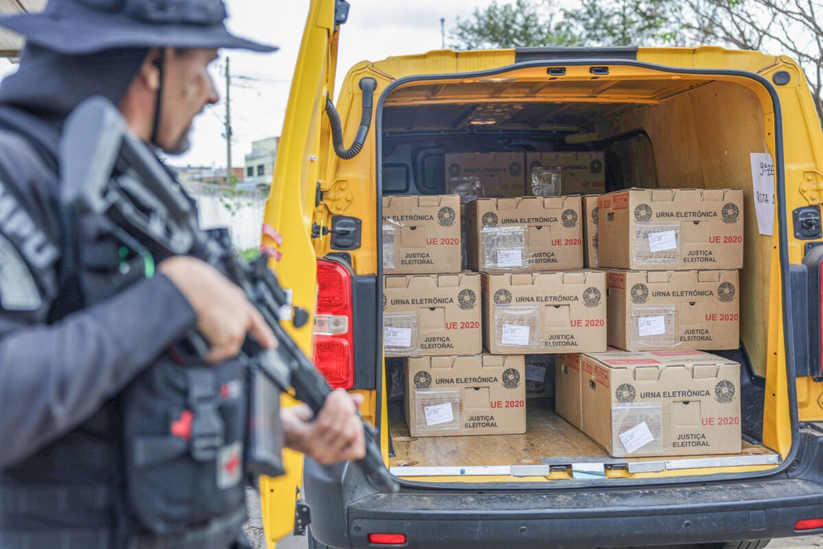 Urnas eletrônicas chegam aos locais de votação após complexa operação logística pelo país