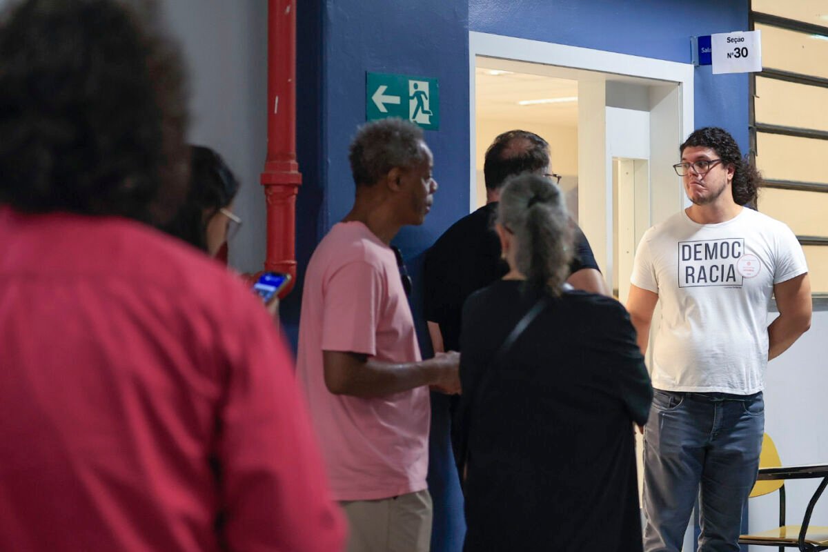 Urnas fecham às 17h neste domingo para a definição de cargos no Executivo e Legislativo