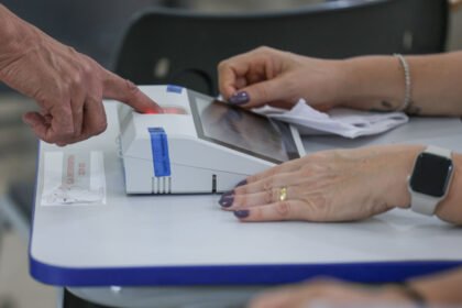 Votação prorrogada até as 19h vale apenas para seções onde as urnas seguem abertas