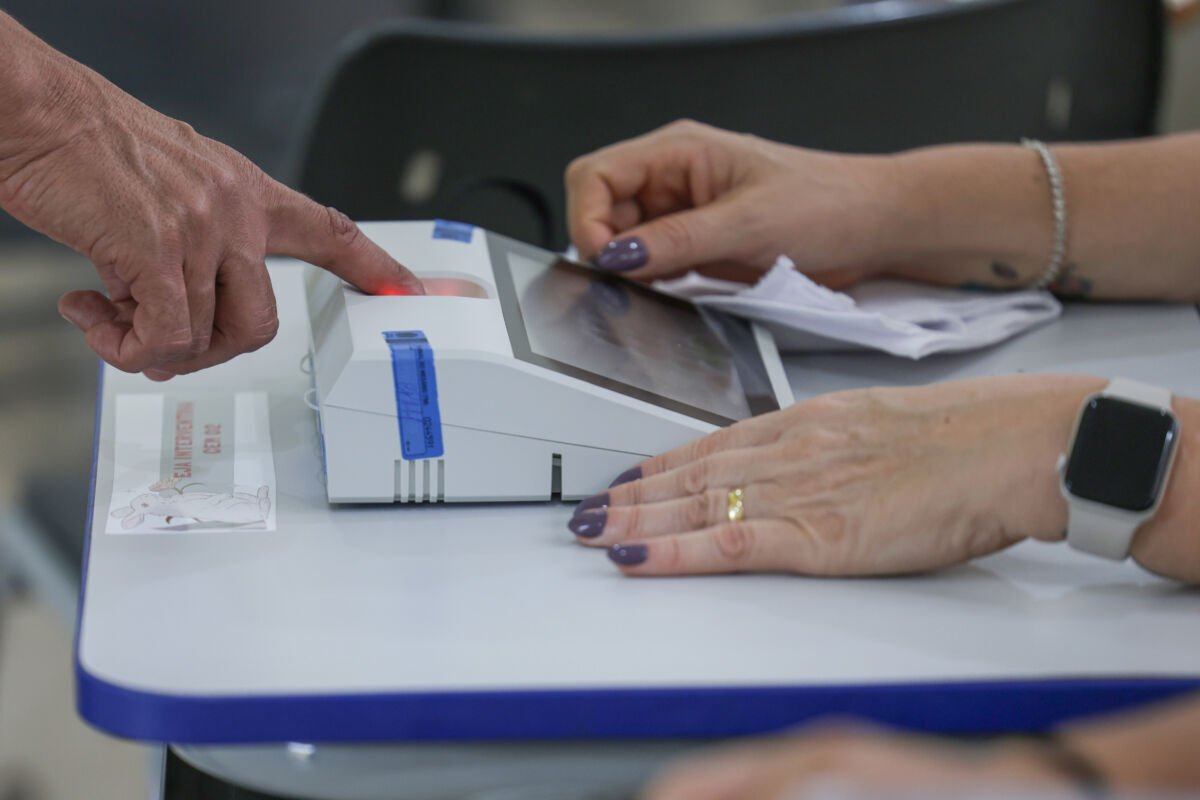 Votação prorrogada até as 19h vale apenas para seções onde as urnas seguem abertas